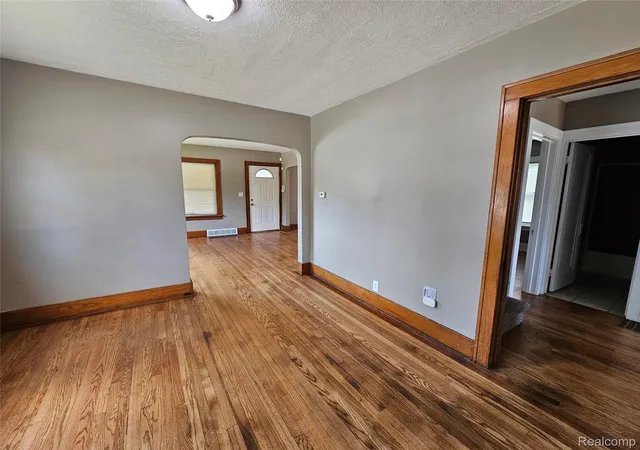Photo 4 of Single family home for sale at 2100 Cadillac St, Flint, MI 48504 | MLS# 20261062561 | Listing updated on 2026-08-08
