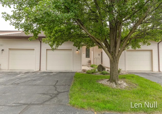 1st image of 2742 Stonebluff Dr Sw, Wyoming, MI 49519 | MLS# 65026041483