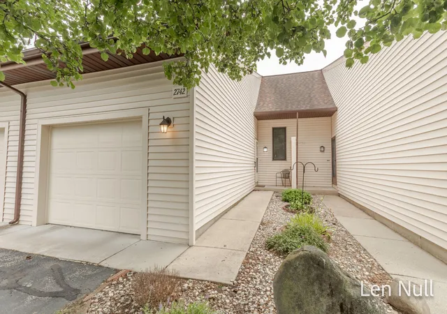 2nd image of 2742 Stonebluff Dr Sw, Wyoming, MI 49519 | MLS# 65026041483