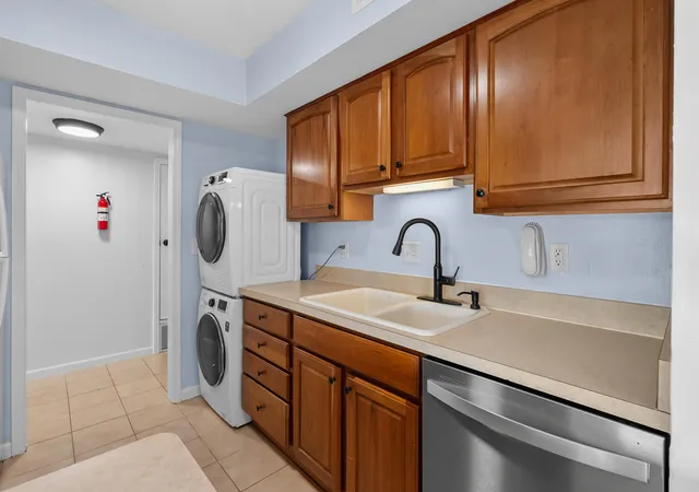 Listing Photo 3 - Condo for sale in building located at 748 W Kilgore Rd, Kalamazoo, MI 49008 - Unit #303