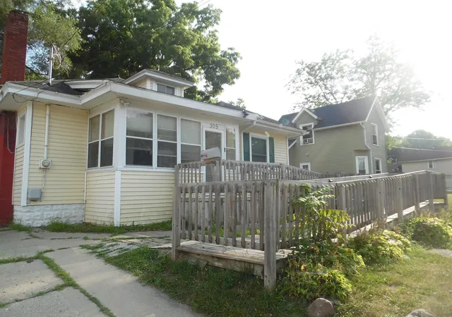 Photo 2 of Single family home for sale at 305 W High St, Jackson, MI 49203 | MLS# 55026041504 | Listing updated on 2026-09-11