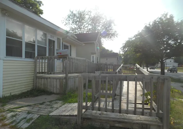 Photo 3 of Single family home for sale at 305 W High St, Jackson, MI 49203 | MLS# 55026041504 | Listing updated on 2026-09-11