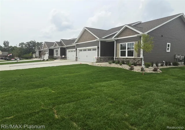 Photo 2 of Condo for sale at 852 Oakwood Cir #42, Fenton, MI 48430 | MLS# 20261062617 | Listing updated on 2026-09-14