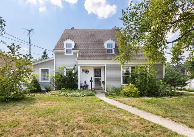 Photo 1 of Single family home for sale at 1100 S Webster St, Jackson, MI 49203 | MLS# 81026041531 | Listing updated on 2026-09-09