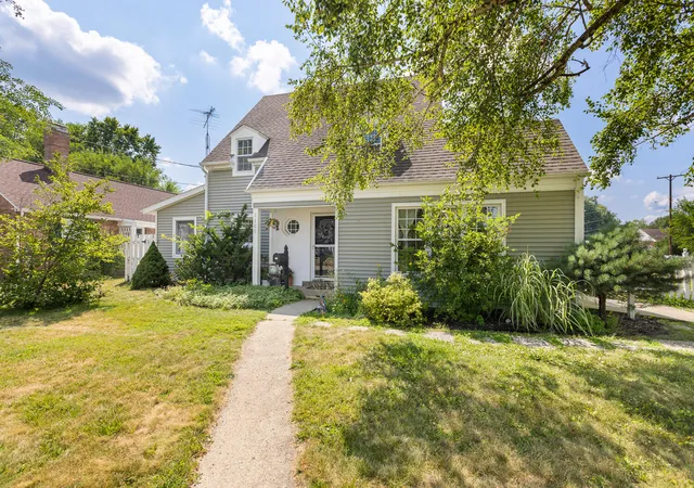 Photo 3 of Single family home for sale at 1100 S Webster St, Jackson, MI 49203 | MLS# 81026041531 | Listing updated on 2026-09-09