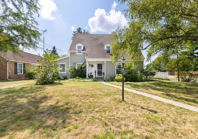 Photo 3 of Single family home for sale at 1100 S Webster St, Jackson, MI 49203 | MLS# 81026041531 | Listing updated on 2026-09-09