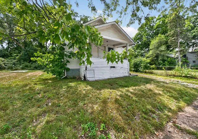 Photo 2 of Single family home for sale at 126 E Gracelawn Ave, Flint, MI 48505 | MLS# 20261062648 | Listing updated on 2026-08-28