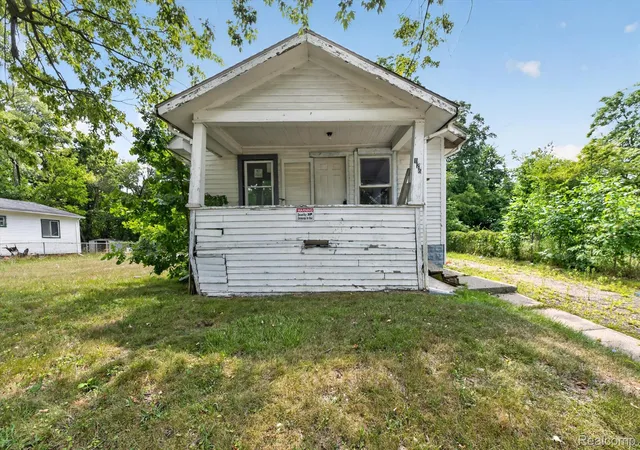 Photo 3 of Single family home for sale at 126 E Gracelawn Ave, Flint, MI 48505 | MLS# 20261062648 | Listing updated on 2026-08-28