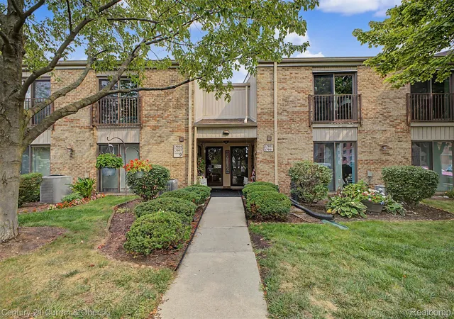 Listing Photo 2 - Condo for sale in building located at 17905 University Park Dr Dr, Livonia, MI 48152 - Unit #99