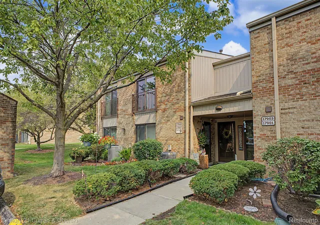 Listing Photo 3 - Condo for sale in building located at 17905 University Park Dr Dr, Livonia, MI 48152 - Unit #99