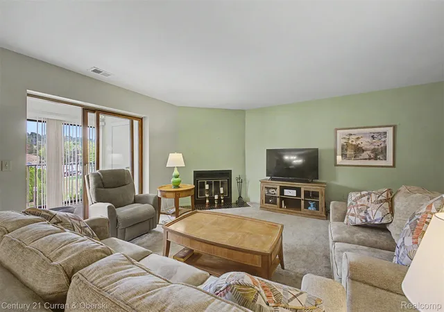 Listing Photo 4 - Condo for sale in building located at 17905 University Park Dr Dr, Livonia, MI 48152 - Unit #99