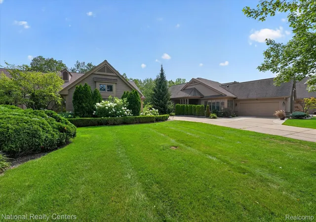 Listing Photo 4 - Condo for sale in building located at 13648 Eaton Dr, Plymouth, MI 48170