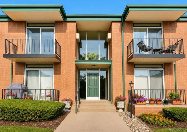 Photo 1 of Condo for sale at 1954 Axtell Dr #5, Troy, MI 48084 | MLS# 20261062673 | Listing updated on 2026-09-16