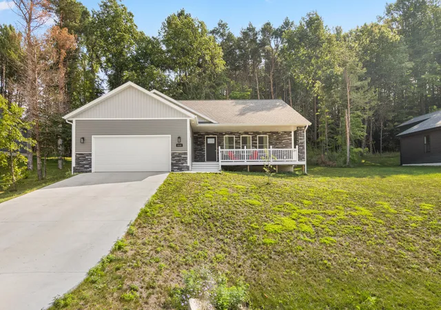 Photo 1 of Single family home for sale at 1132 Farmington Dr, Traverse City, MI 49696 | MLS# 67026041565 | Listing updated on 2026-08-10
