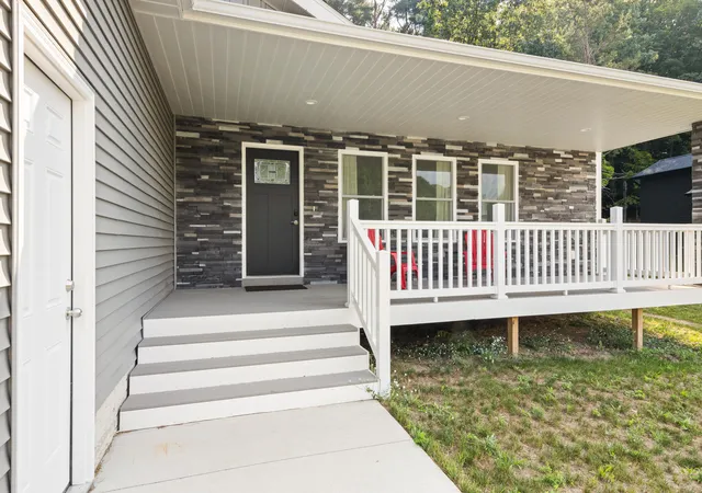 Photo 3 of Single family home for sale at 1132 Farmington Dr, Traverse City, MI 49696 | MLS# 67026041565 | Listing updated on 2026-08-10