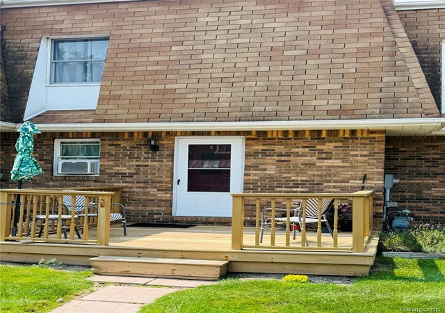 Listing Photo 2 - Condo for sale in building located at 3510 Holland Park Ln, Port Huron, MI 48060 - Unit #12