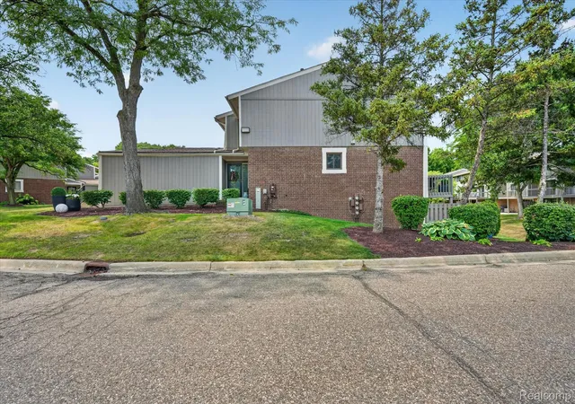 Listing Photo 3 - Condo for sale in building located at 1060 Bristol Ct, Northville, MI 48167