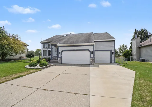 2nd image of 2444 Sunny Creek St Se, Grand Rapids, MI 49508 | MLS# 65026041579