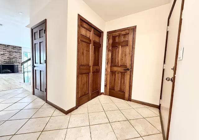 3rd image of 1046 Greenhills Dr, Ann Arbor, MI 48105 | MLS# 81026041581