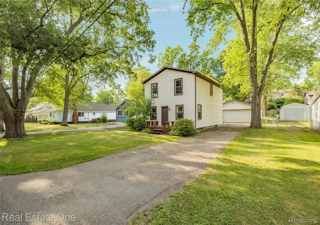 Photo 3 of Single family home for sale at 4866 Filer St, Waterford, MI 48328 | MLS# 20261062728 | Listing updated on 2026-08-11