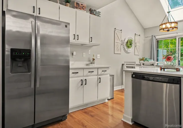 Listing Photo 5 - Condo for sale in building located at 896 Whisperwood Trl, Fenton, MI 48430