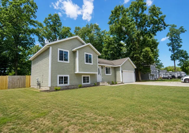 Photo 2 of Single family home for sale at 1109 Brian Dr, Muskegon, MI 49442 | MLS# 65026041591 | Listing updated on 2026-08-20
