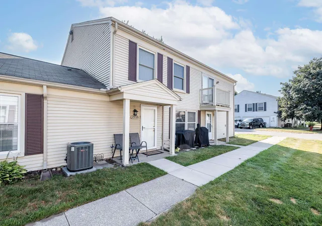 Photo 1 of Sale Pending at 2916 Meadowbrook Ct, Lake Orion, MI 48360 | MLS# 58050217915 | Listing updated on 2026-09-05
