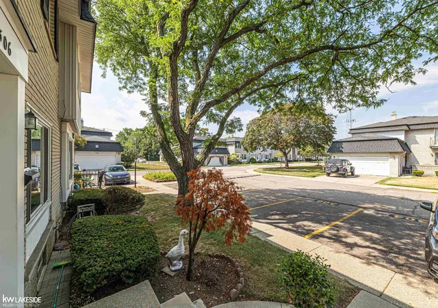 Listing Photo 3 - Condo for sale in building located at 28306 Universal Dr, Warren, MI 48092