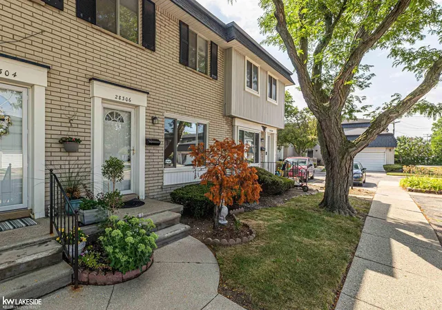 Listing Photo 4 - Condo for sale in building located at 28306 Universal Dr, Warren, MI 48092