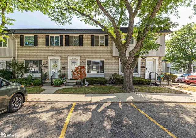 Listing Photo 5 - Condo for sale in building located at 28306 Universal Dr, Warren, MI 48092
