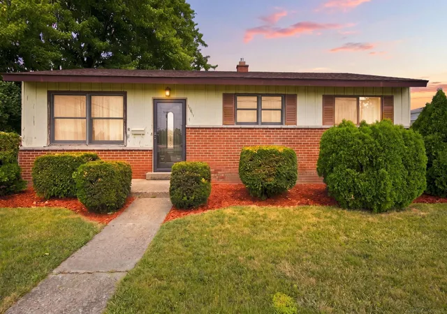 Photo 1 of Sale Pending at 15611 Common Rd, Roseville, MI 48066 | MLS# 58050217931 | Listing updated on 2026-09-06