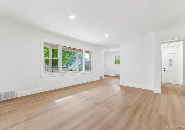 Photo 4 of Single family home for sale at 59 N Lynn Ave, Waterford, MI 48328 | MLS# 20261062854 | Listing updated on 2026-09-19