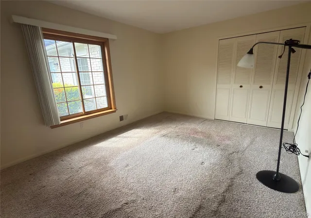 Listing Photo 4 - Condo for sale in building located at 32972 Maple Ln Cir, Warren, MI 48093