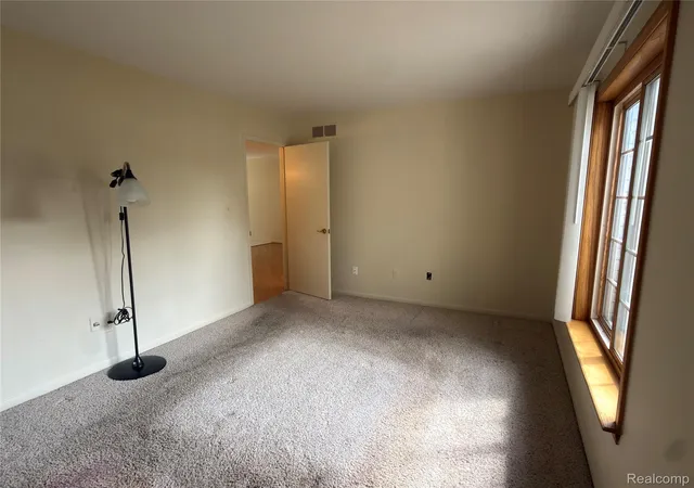 Listing Photo 5 - Condo for sale in building located at 32972 Maple Ln Cir, Warren, MI 48093