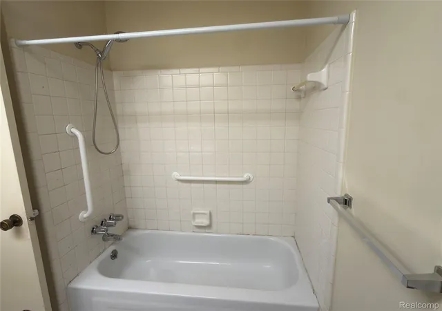 Listing Photo 2 - Condo for sale in building located at 32972 Maple Ln Cir, Warren, MI 48093