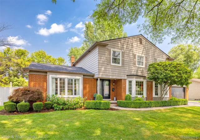 Photo 1 of Sale Pending at 792 S Rosedale Ct, Grosse Pointe Woods, MI 48236 | MLS# 20261062858 | Listing updated on 2026-09-22