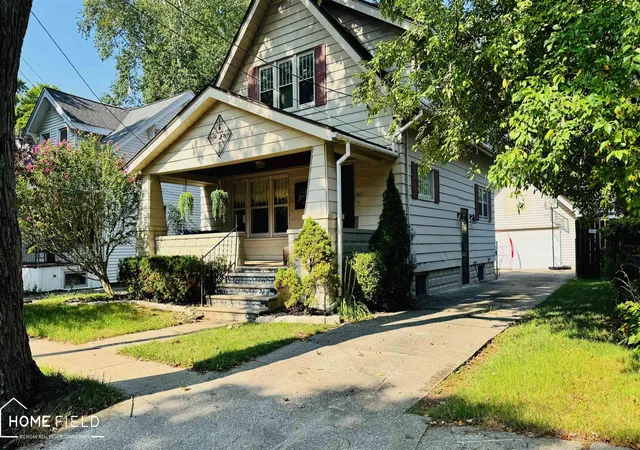 Photo 1 of Single family home for sale at 813 N Ball St, Owosso, MI 48867 | MLS# 60050217948 | Listing updated on 2026-10-28