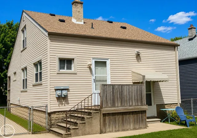 Listing Photo 2 - Condo for sale in building located at 320 E Cambourne St, Ferndale, MI 48220