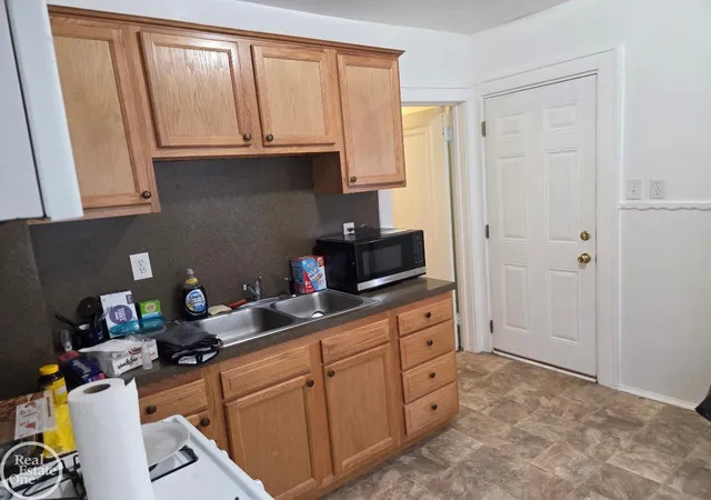 Listing Photo 3 - Condo for sale in building located at 320 E Cambourne St, Ferndale, MI 48220