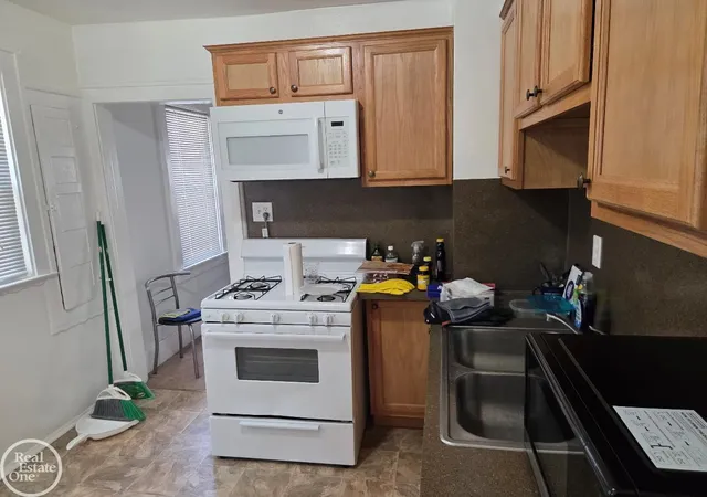 Listing Photo 4 - Condo for sale in building located at 320 E Cambourne St, Ferndale, MI 48220