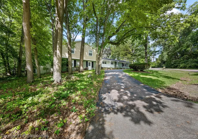 Photo 3 of Single family home for sale at 745 Hawthorne Dr, Bloomfield Hills, MI 48304 | MLS# 20261062946 | Listing updated on 2026-08-10