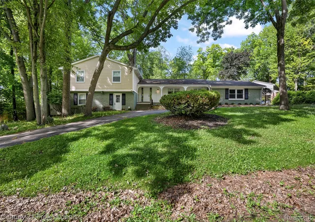Photo 4 of Single family home for sale at 745 Hawthorne Dr, Bloomfield Hills, MI 48304 | MLS# 20261062946 | Listing updated on 2026-08-10