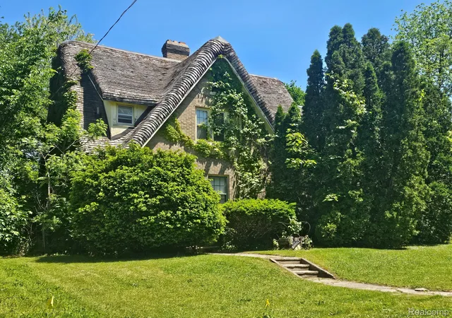 1st image of 303 Ottawa Dr, Pontiac, MI 48341 | MLS# 20261062949