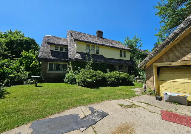 2nd image of 303 Ottawa Dr, Pontiac, MI 48341 | MLS# 20261062949