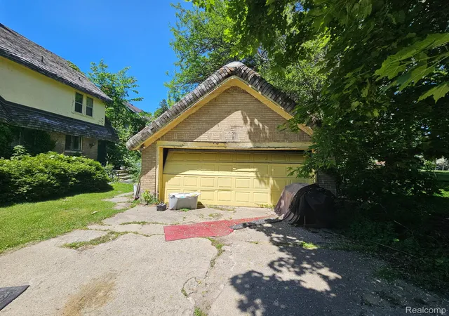 3rd image of 303 Ottawa Dr, Pontiac, MI 48341 | MLS# 20261062949
