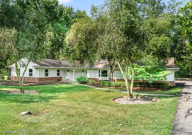 Photo 1 of Sale Pending at 144 W Maryknoll Rd, Rochester Hills, MI 48309 | MLS# 20261062958 | Listing updated on 2026-08-30