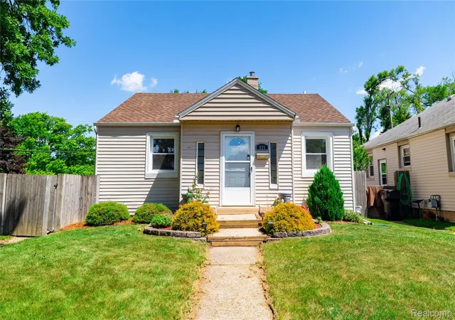 Photo 1 of Single family home for sale at 826 Goddard St, Wyandotte, MI 48192 | MLS# 20261062998 | Listing updated on 2026-08-11