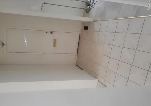 Listing Photo 3 - Condo for sale in building located at 25191 Greenbrooke Dr, Southfield, MI 48033