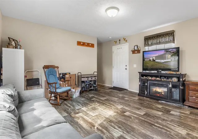 Photo 4 of Single family home for sale at 33 Hummingbird Dr, Orion Charter Township Oakland, MI 48359 | MLS# 20261063013 | Listing updated on 2026-09-10