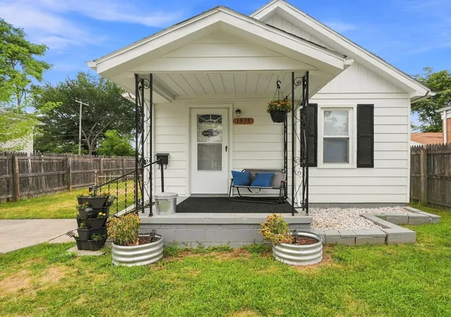 1st image of 1975 Pearl Ave, Warren, MI 48091 | MLS# 81026041702